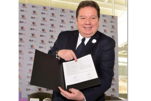 'Coque' Muñiz muestra el contrato que firmó con TvAzteca.