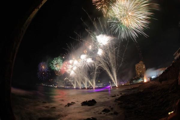 La noche del Combate Naval es la actividad nocturna del Carnaval de Mazatlán que más asistentes reúne durante estas fiestas.