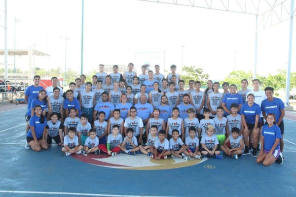 Los asistentes al Campamento Tu Futuro Basketball.