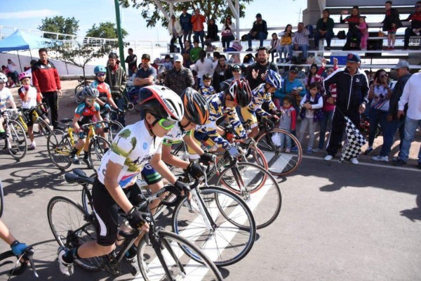 El Alcalde Jesús Estrada Ferreiro da el banderazo de salida a los ciclistas.