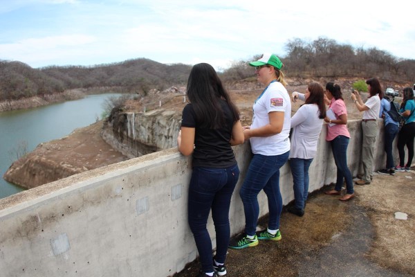 Al visitar la presa Picachos.