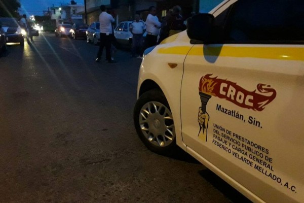 Bloquean taxistas de nuevo a otra unidad de la CROC en Mazatlán