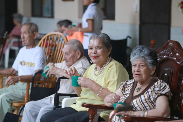 Habitantes del Asilo de Ancianos son consentidos en su día