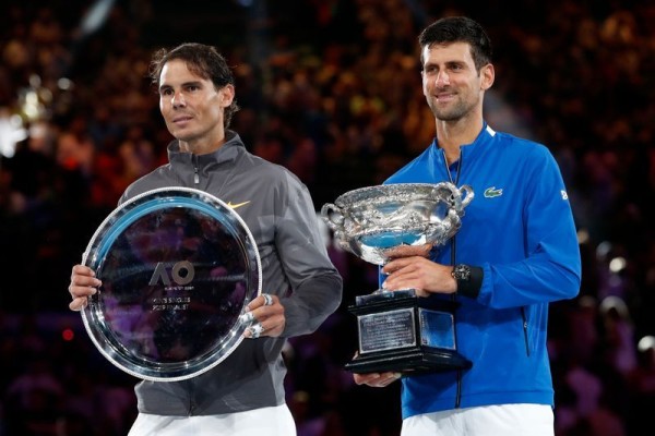 Novak Djokovic (derecha) ha sido un rival más complicado para Rafael Nadal que el mismo Roger Federer.