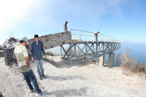 Ultiman detalles del mirador de cristal del faro de Mazatlán