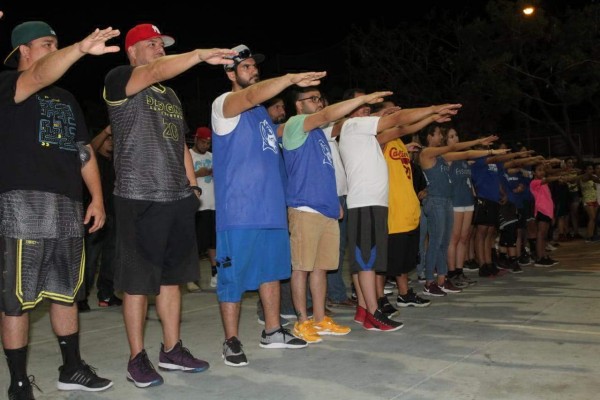 Los jugadores rinden la protesta deportiva.