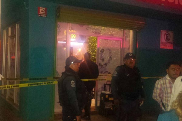 Asesinan a policía y a civil en supuesto asalto a florería en Culiacán