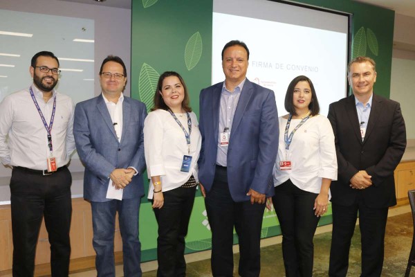 Directivos de la Universidad del Golfo de California y Agroindustrias del Norte celebran la firma.