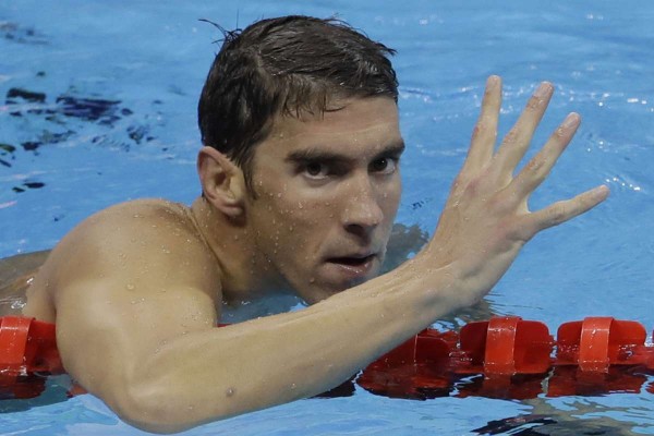 Michael Phelps presume su cuarto oro consecutivo en una misma prueba olímpica.