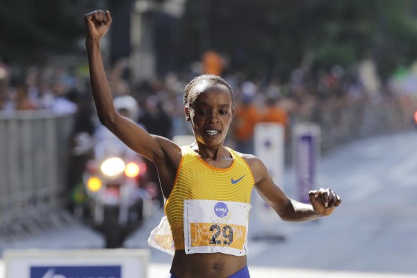 Keniana Sumgong fija récord en carrera San Silvestre