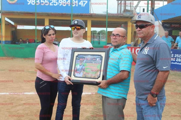 Carlos Alberto Arámburo López recibe su reconocimiento acompañado de su familia.