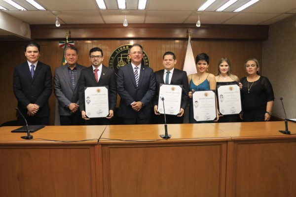 Directivos de la institución y alumnos graduados se tomaron la foto oficial.