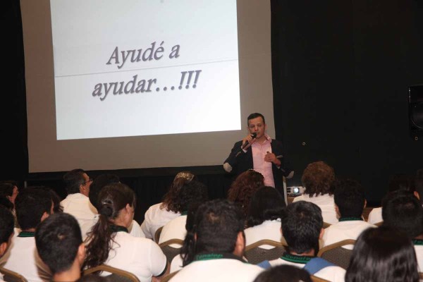 Orlando Castro durante su conferencia.