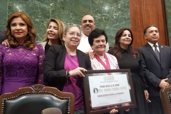 Recibe Meché Murillo del Congreso de Sinaloa Medalla de Honor