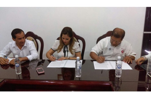 Firma de convenio.