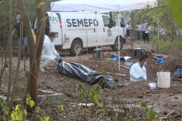 En Culiacán, rastreadoras hallan tres osamentas en fosa clandestina en el sitio donde fueron atacadas a balazos