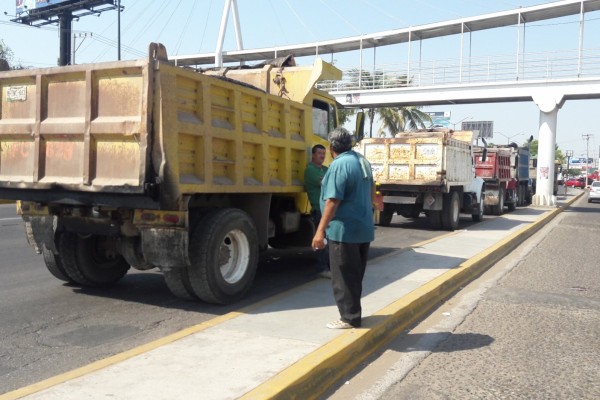 Protestan transportistas al Congreso; rechazan liberar transporte de carga