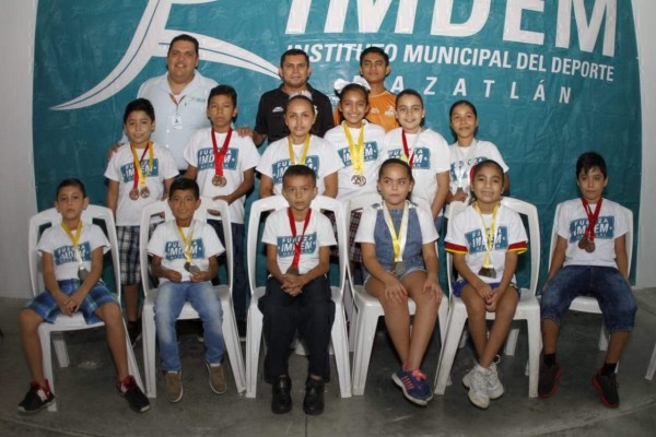 Algunos de los participantes lucen sus medallas.