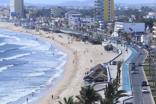 Los palaperos se van de las playas de Mazatlán, les afectó la remodelación del malecón, aseguran