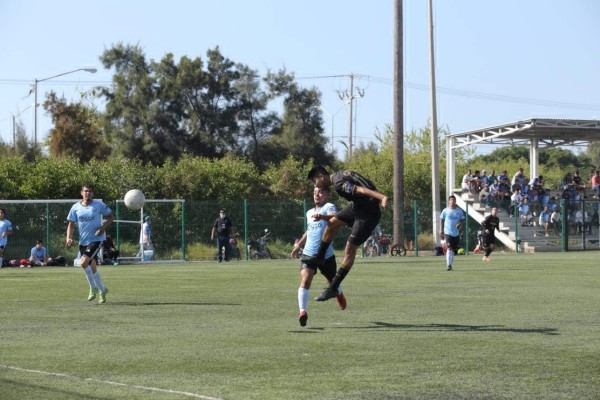 Familia Fajardo (negro) y Familia Quezada-Súper Escobosa repartieron puntos en la jornada 5 del Futbol de Primera Fuerza.