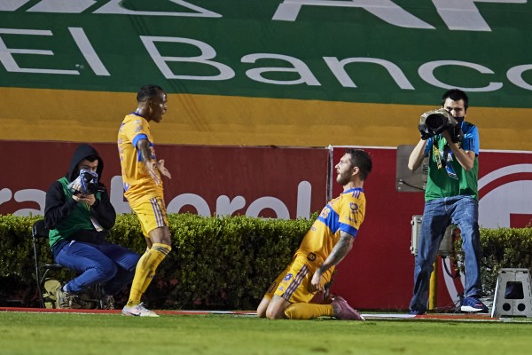 André-Pierre Gignac celebra uno de sus goles con los que Tigres avanzó.