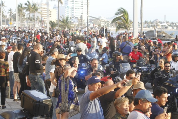 Asisten entre 40 mil y 45 mil espectadores a desfile de la Semana de la Moto en Mazatlán