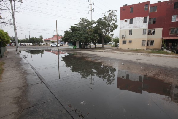 En Infonavit Playas exhiben fuga de agua y aseguran que Jumapam no ha podido repararla