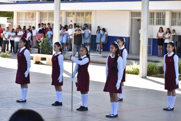 La escolta de bandera de la Secundaria Federal 8 Bicentenario de la Independencia.