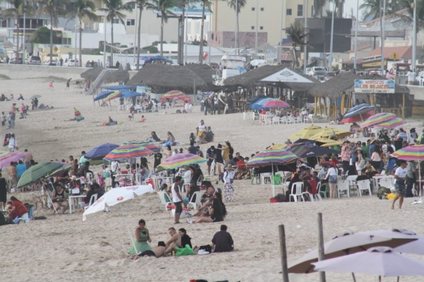 En las playas de Mazatlán la gente no guarda la sana distancia