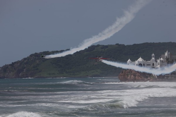 MAJESTUOSO ESPECTÁCULO Aviones y paracaidistas sorprenden con acrobacias en cielo de Mazatlán