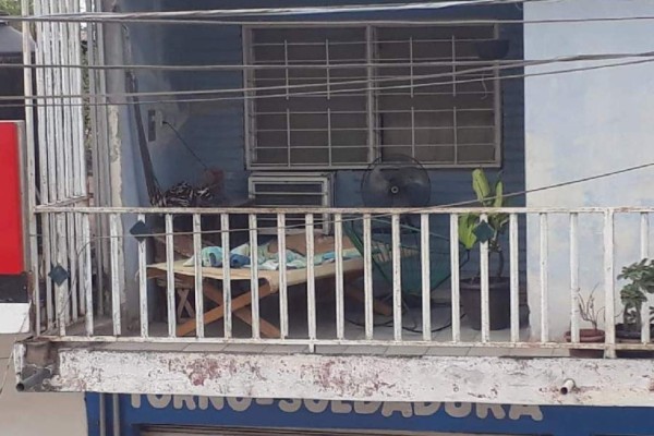 Algunas personas sacaron catres y hamacas al frente de sus domicilios, donde pasaron la noche soportando el calor y los mosquitos.