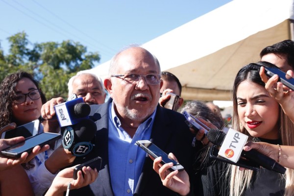 Alcalde de Mazatlán respeta protesta de mujeres... pero no permitirá que dejen de laborar el 9 de marzo