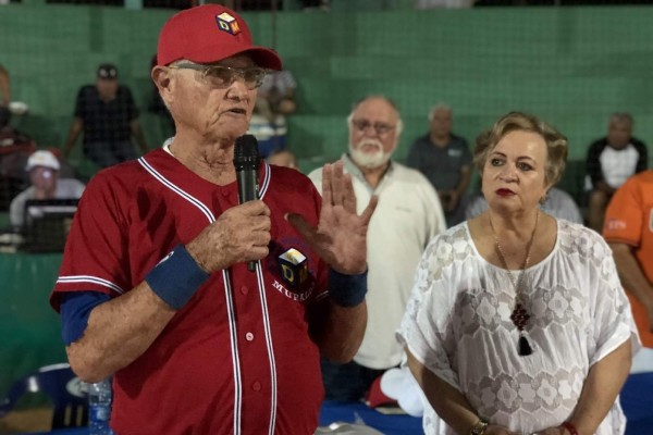 Jesús Enrique Rivas González brinda unas emotivas palabras a los presentes.