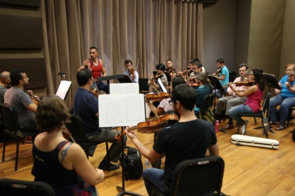 Horacio Franco, durante el ensayo con la OSSLA.