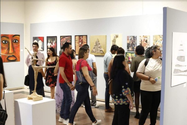 El público puede admirar la exposición instalada en la Galería de Arte del Teatro Ángela Peralta.