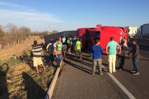 Vuelca tráiler por la Autopista del Pacífico, Mazatlán-Culiacán