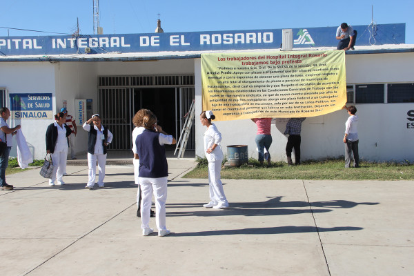 Trabajadores del Hospital Integral y del Centro de Salud de Rosario se manifestaron contra las supuestas irregularidades de su dirigente sindical, Arcelia Prado Estrada.