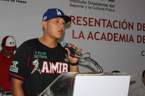 Presentan a la primera generación de la Academia de Beisbol