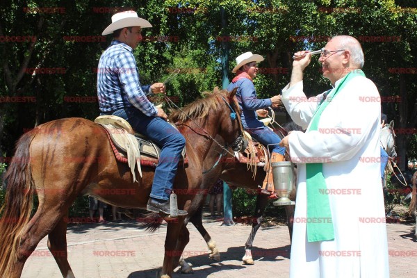 El Padre Horacio Hernández bendice a los jinetes y sus caballos a la llegada al Templo San Judas Tadeo.