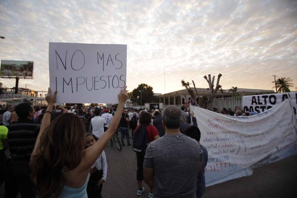 Ignoran diputados de Sinaloa a manifestantes; los atienden tras presión