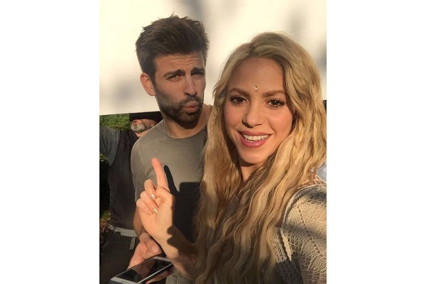 Captan a Shakira y Piqué en romántico momento