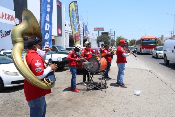 Mazatlán suena a banda; los músicos toman la calle no para hacer fiesta, sino que tocan por necesidad