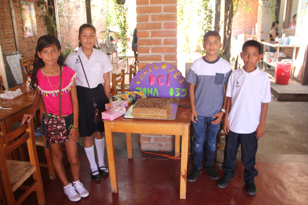 Se festejó con un desayuno a cuatro estudiantes sobresalientes del municipio.