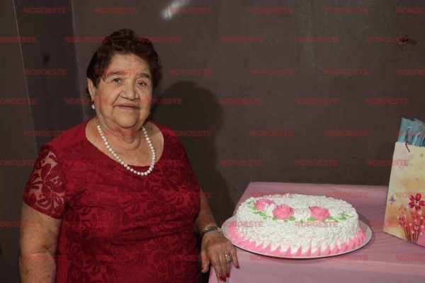 Antonia Ibarra de Orozco es una feliz cumpleañera