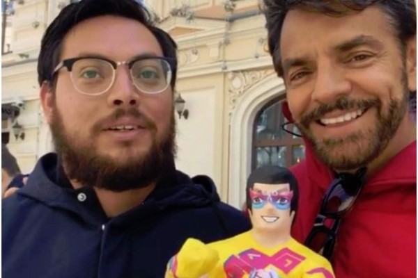 Regalan a Eugenio Derbez piñata del Super Portero en Rusia