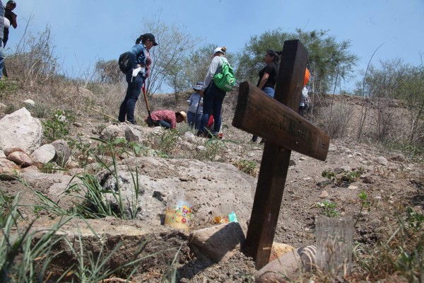 Rastrean en cementerio clandestino de Santa Fe; buscan desaparecidos en Mazatlán