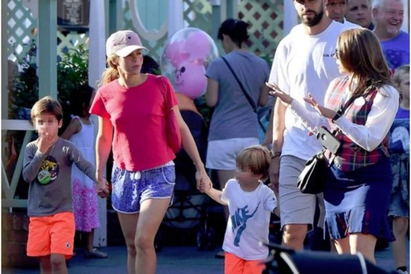 La familia disfruta del parque de diversiones, en California.