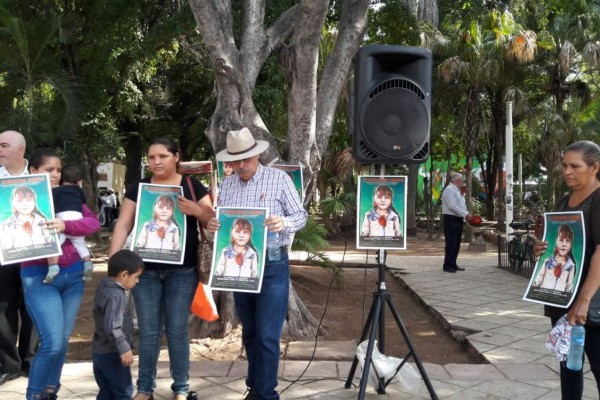 Exigen justicia por Dayana con pega de carteles en Culiacán