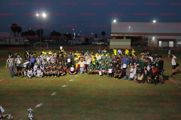 Los equipos participantes y personalidades se toman la foto del recuerdo.