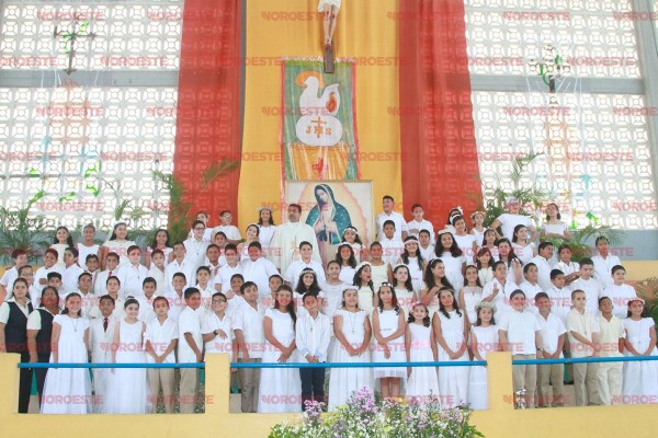 Reciben el pan de vida alumnos del Instituto Cultural de Occidente